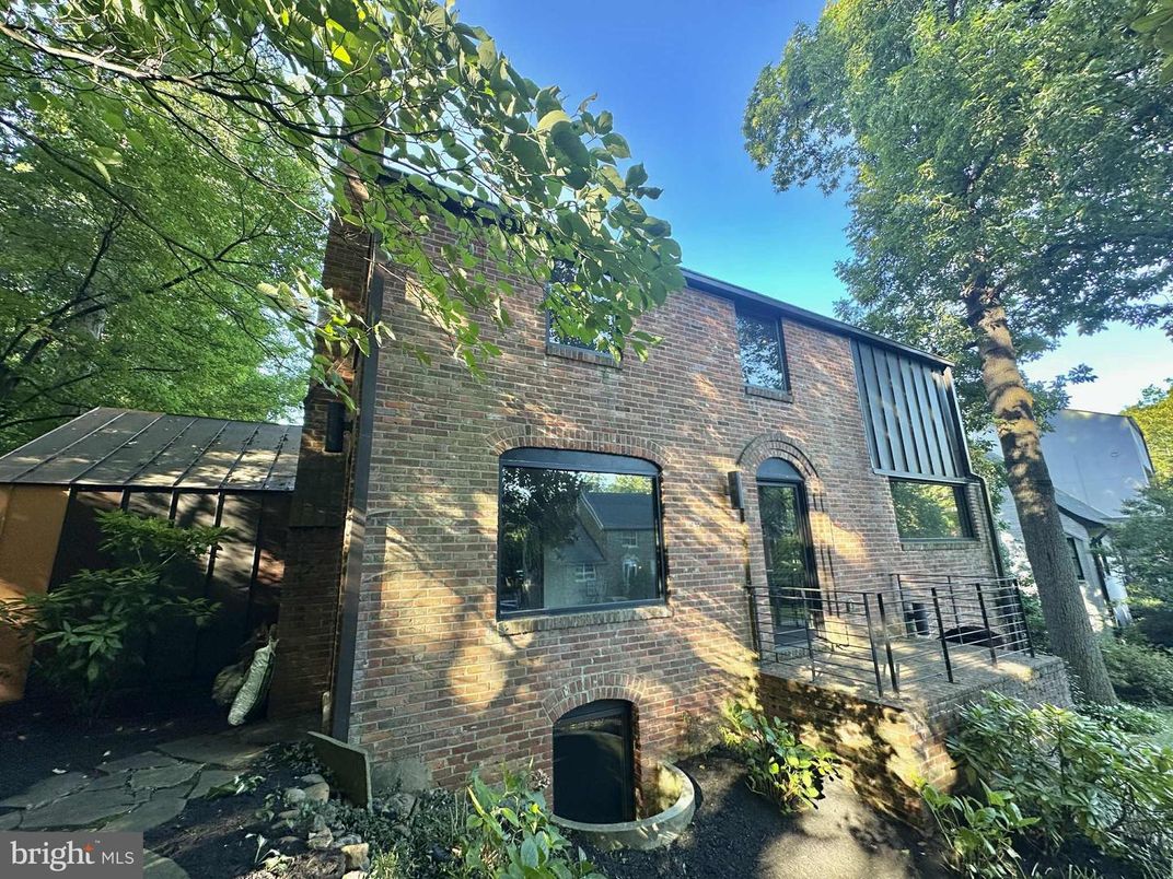 Exterior, Facade, Brick Facade, Rowhouse