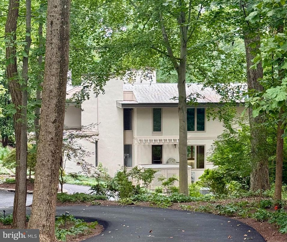 Exterior, Facade, Modern