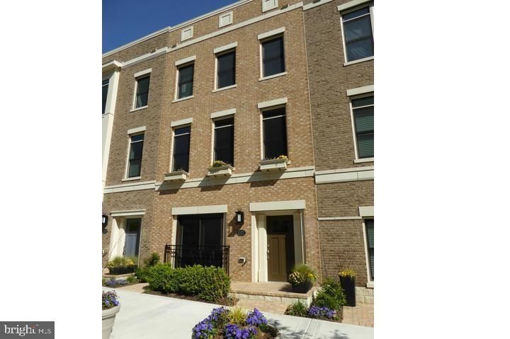 Exterior, Facade, Brick Facade, Rowhouse
