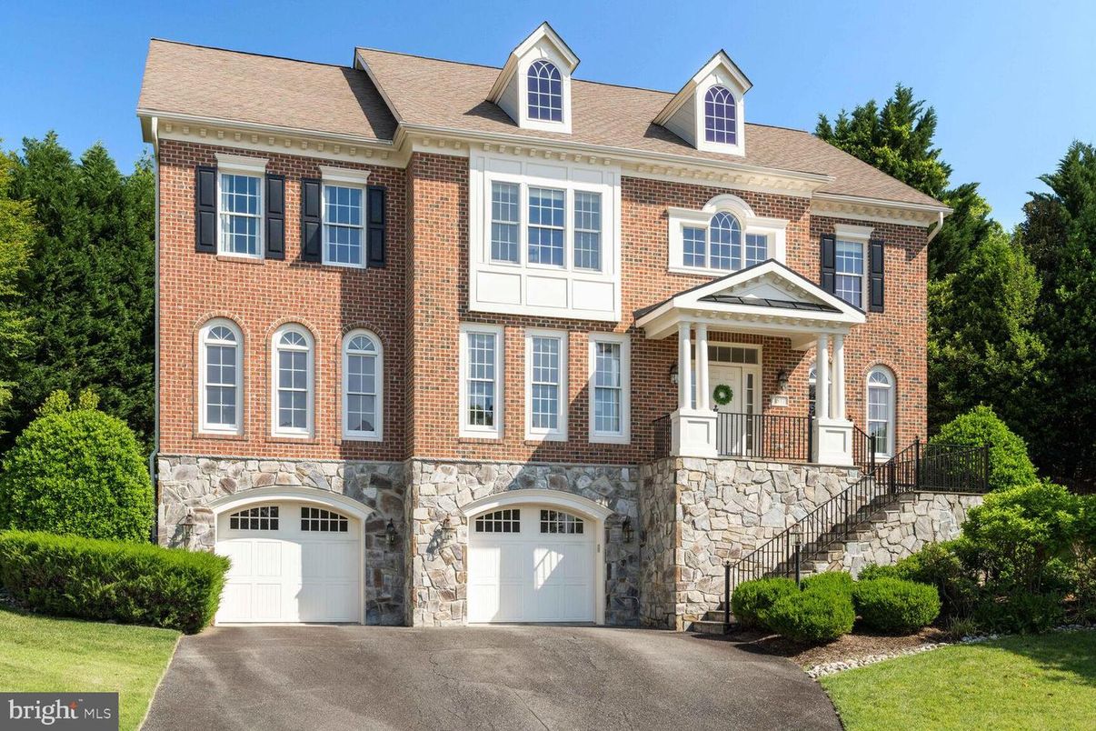 Attached, Exterior, Facade, Brick Facade, Georgian