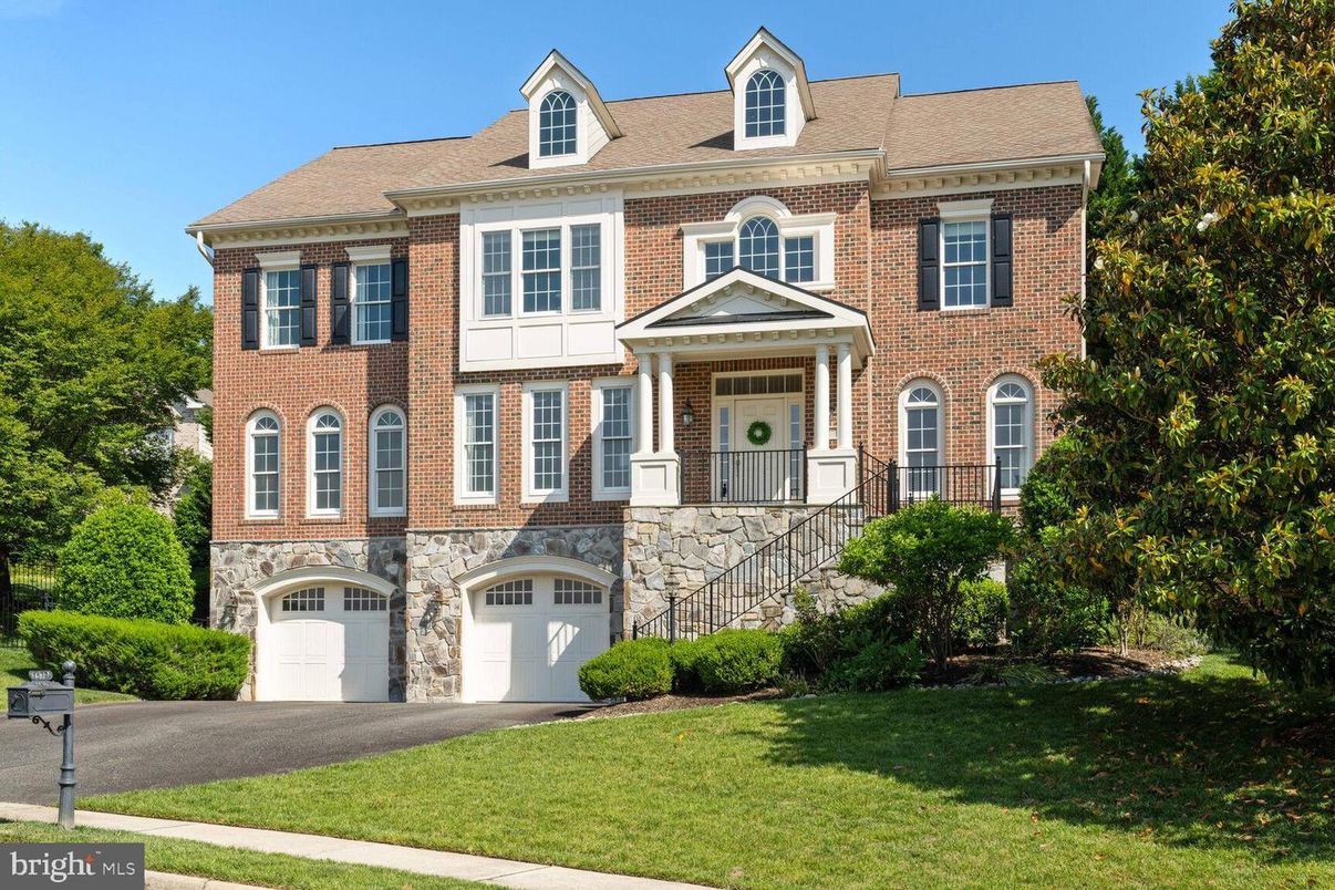 Attached, Exterior, Facade, Brick Facade, Georgian