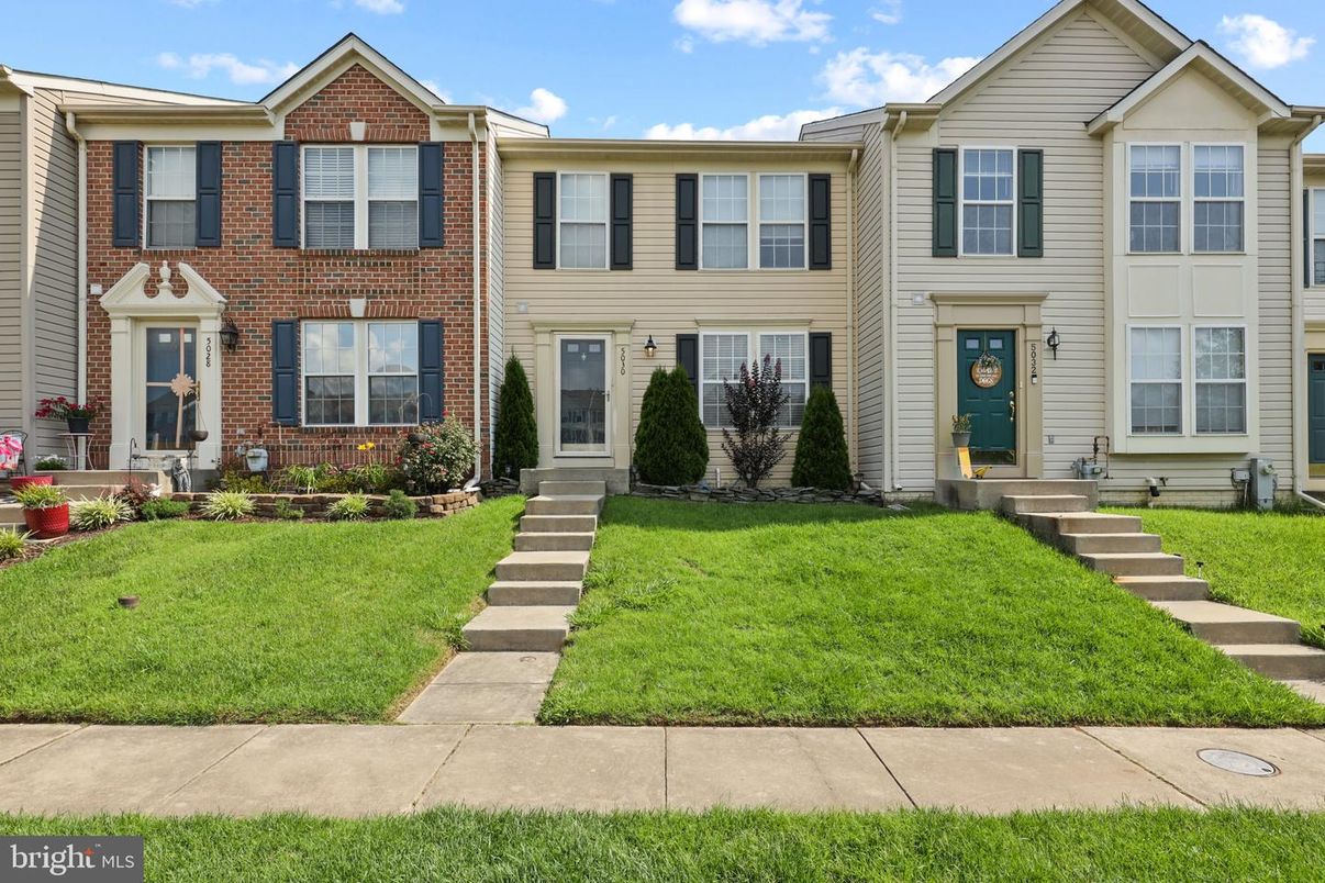 Exterior, Facade, Brick Facade, Rowhouse