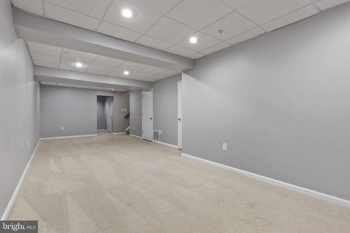 Empty room, Interior, Recessed Lighting