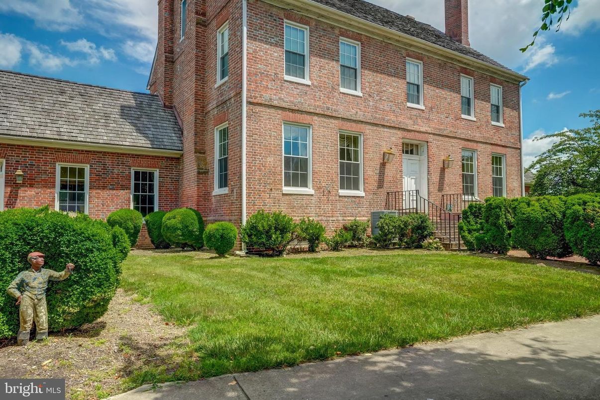 Exterior, Facade, Brick Facade, Georgian