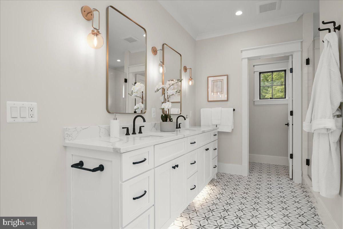 Bathroom, Dual Sink Vanities, Interior, Recessed Lighting