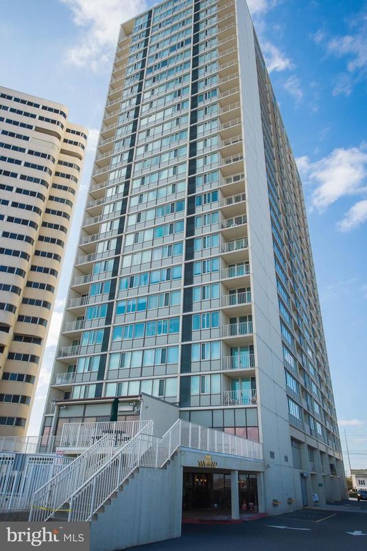 Exterior, Facade, Highrise