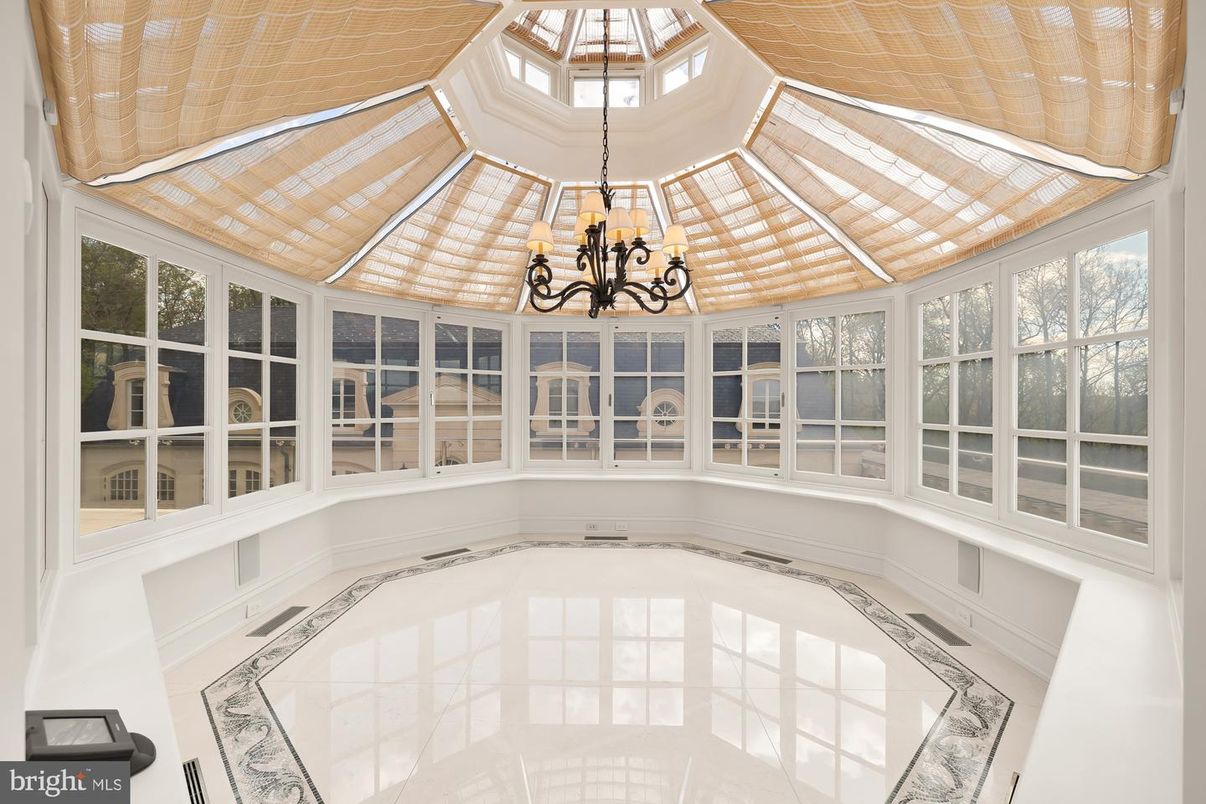 Chandelier, Empty room, Interior, Sun Room