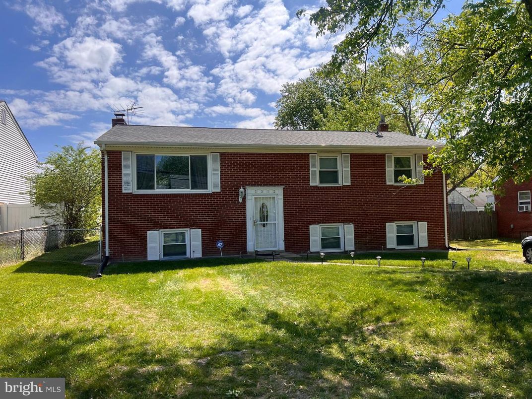 Exterior, Facade, Brick Facade, Raised Ranch