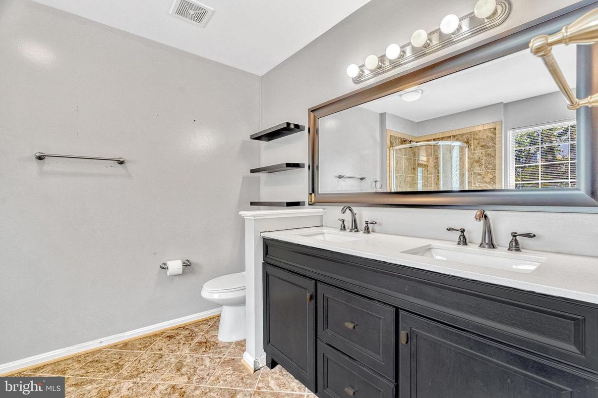 Bathroom, Dual Sink Vanities, Interior