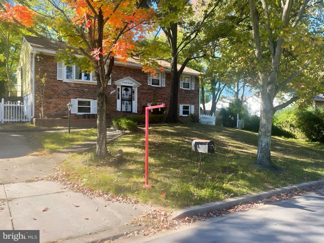 Exterior, Facade, Brick Facade, Raised Ranch