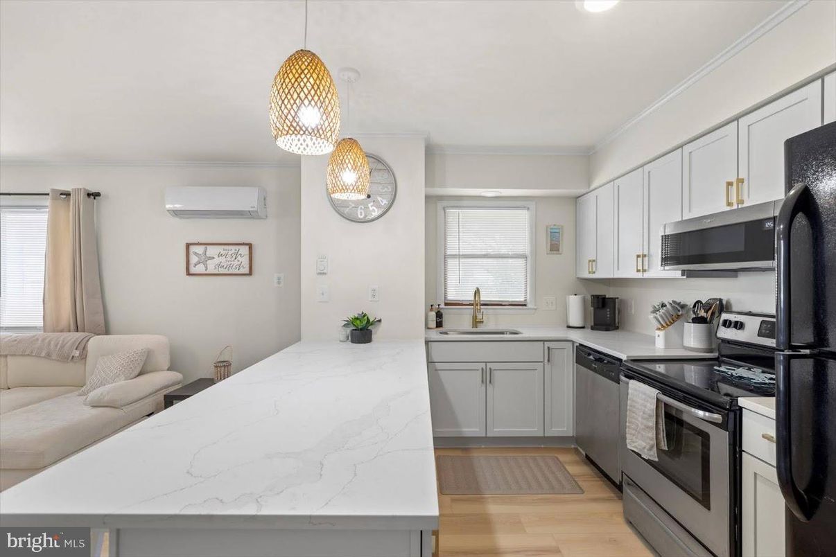 Interior, Kitchen, Pendant Lights, Recessed Lighting, Wood Texture Flooring
