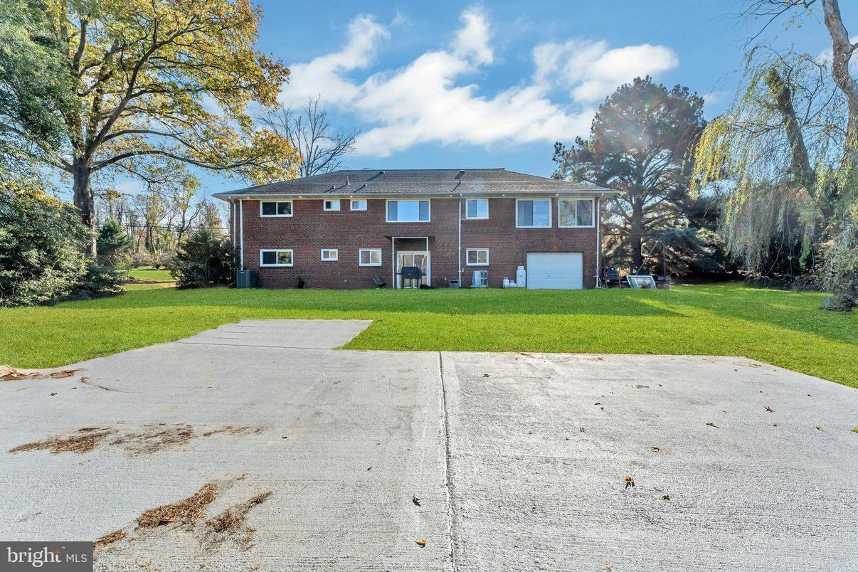 Attached, Backyard, Exterior, Facade, Brick Facade, Georgian