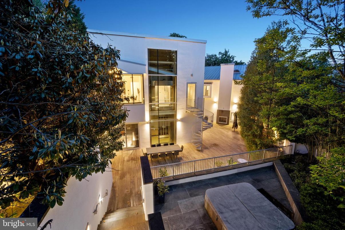 Exterior, Facade, Modern