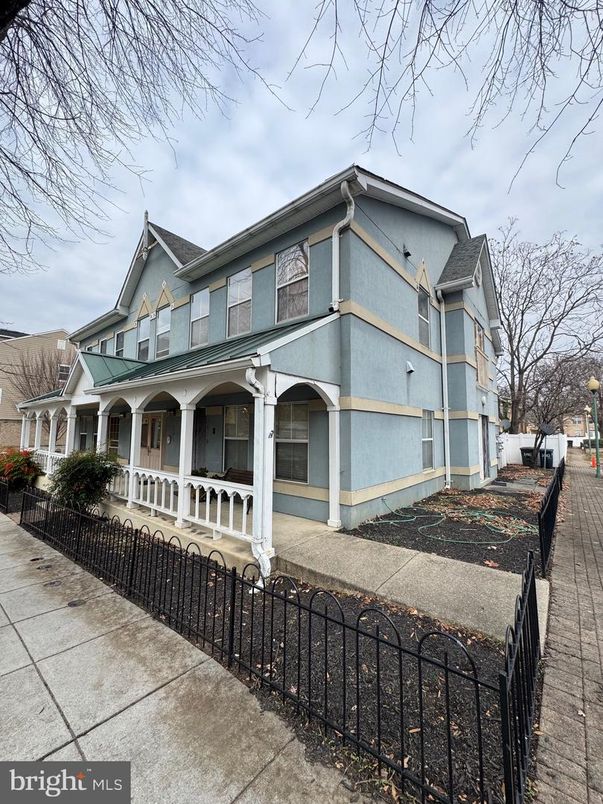 Exterior, Facade, Rowhouse