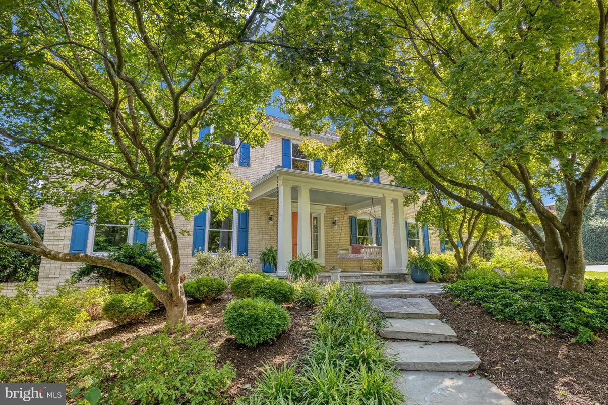 Exterior, Facade, Brick Facade, American Foursquare