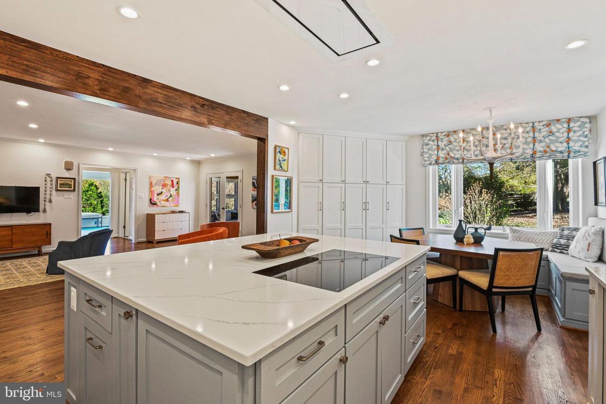 Chandelier, Dining room, Interior, Kitchen, Living room, Recessed Lighting, Wood Texture Flooring
