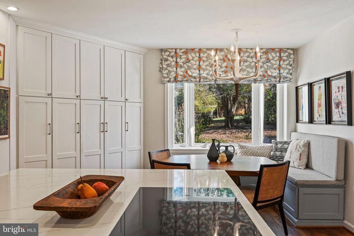 Chandelier, Dining room, Interior, Recessed Lighting, Wood Texture Flooring