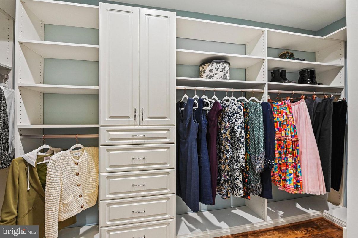 Interior, Walk-in Closets, Wood Texture Flooring