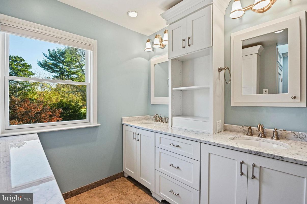 Bathroom, Dual Sink Vanities, Interior, Recessed Lighting