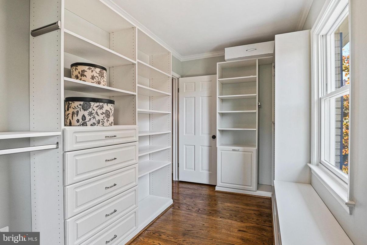 Interior, Walk-in Closets, Wood Texture Flooring