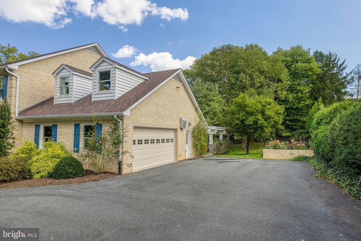 Attached, Exterior, Facade, Brick Facade, Cape Cod
