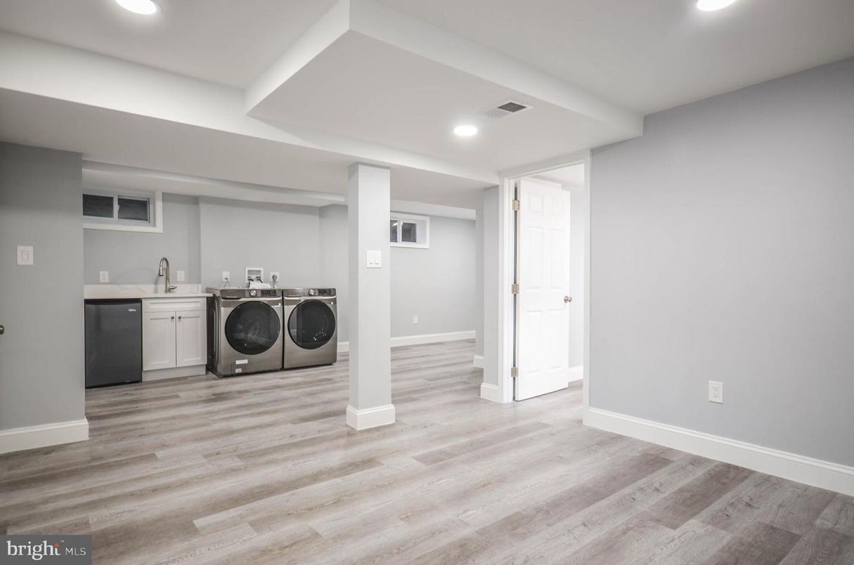 Interior, Recessed Lighting, Washer, Wood Texture Flooring