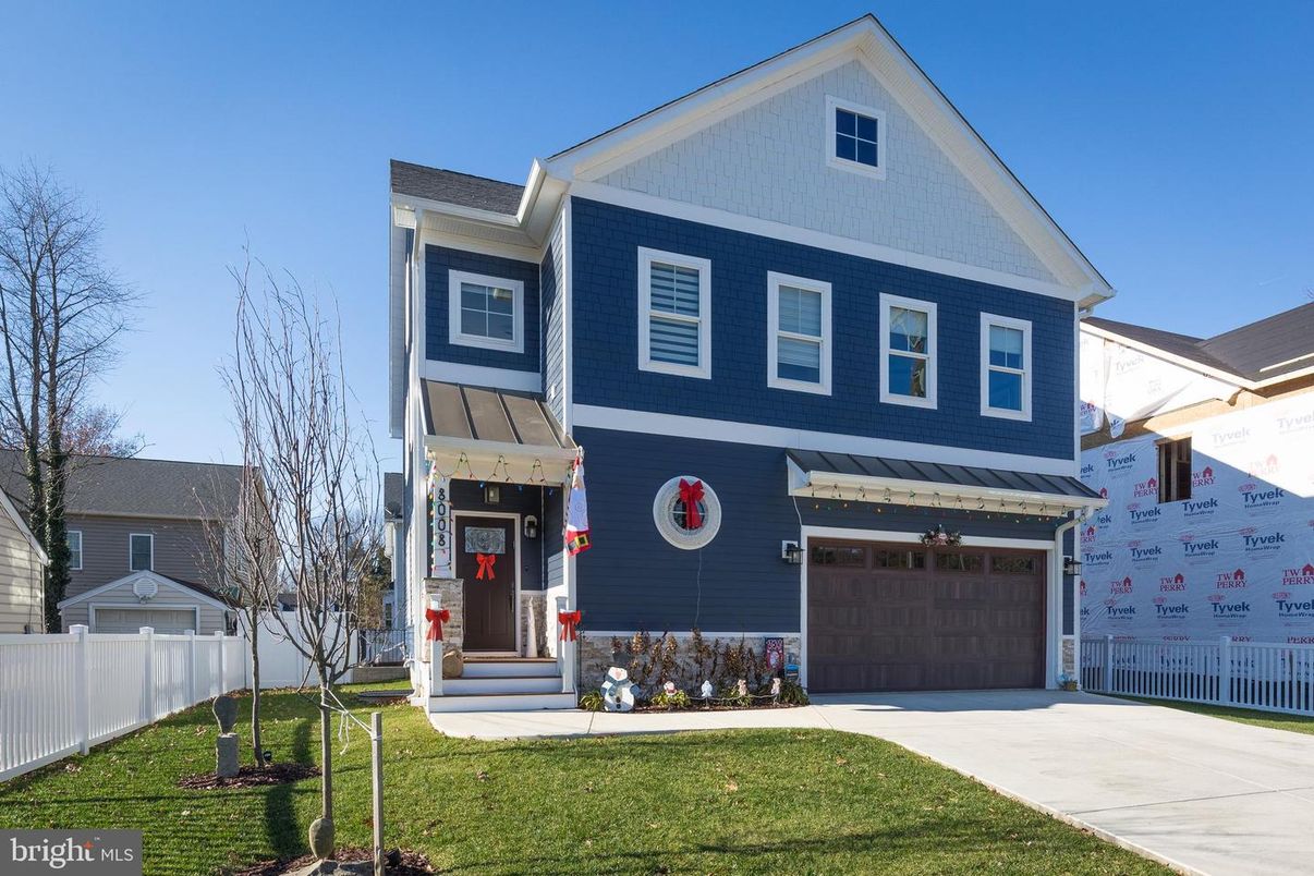 Attached, Exterior, Facade, Farmhouse
