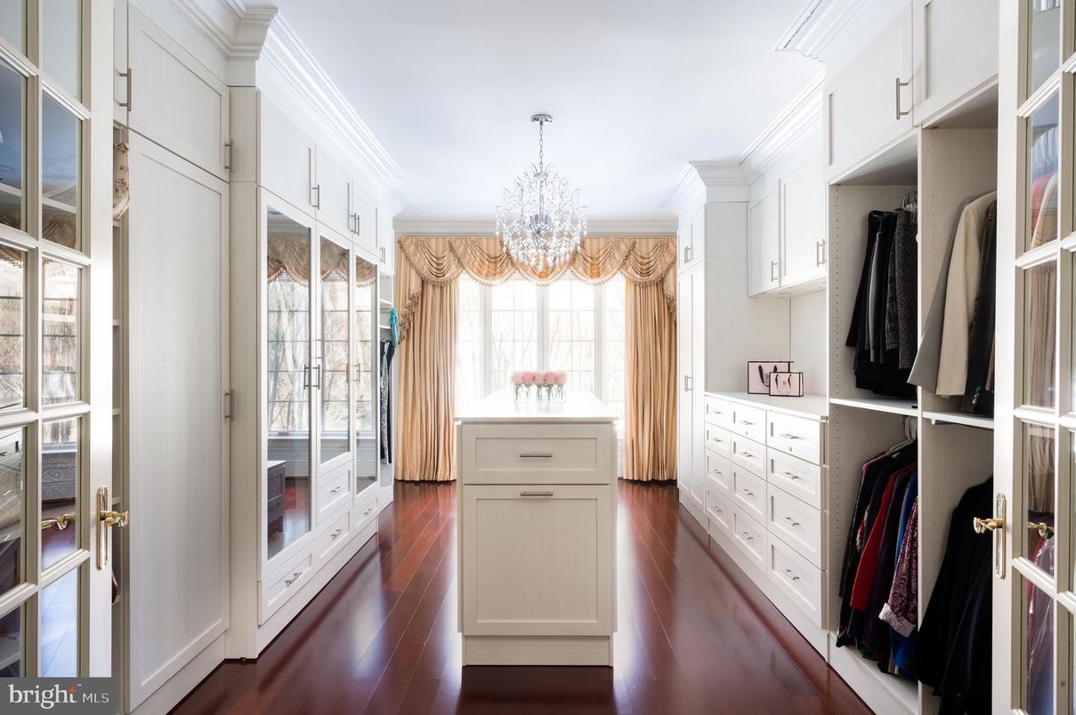 Chandelier, Interior, Walk-in Closets, Wood Texture Flooring