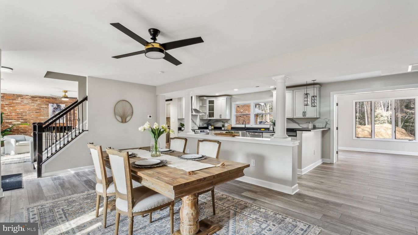 Dining room, Interior, Kitchen, Pendant Lights, Recessed Lighting, Stone Walls, Wood Texture Flooring