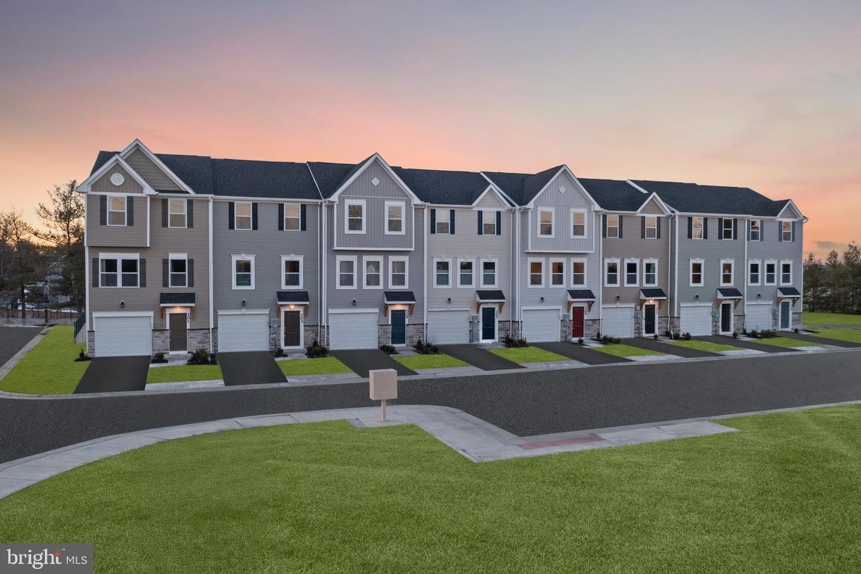 Attached, Exterior, Facade, Rowhouse
