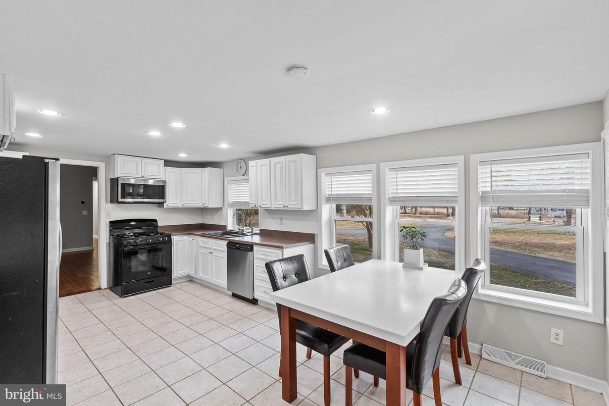 Dining room, Interior, Kitchen, Recessed Lighting, Stainless Steel Appliances