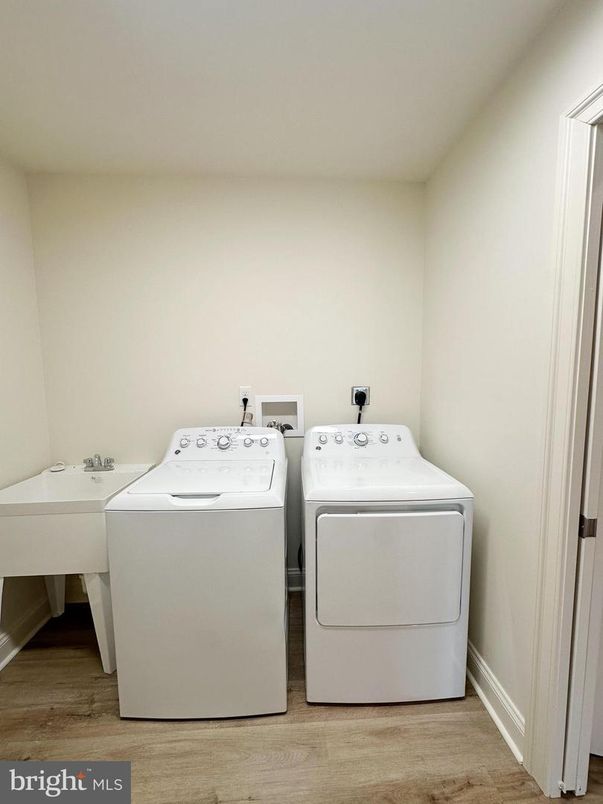 Interior, Washer, Wood Texture Flooring