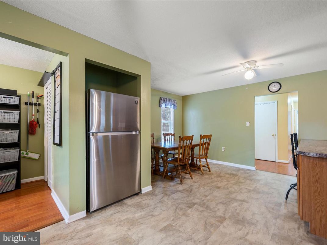 Dining room, Interior, Kitchen, Stainless Steel Appliances, Wood Texture Flooring