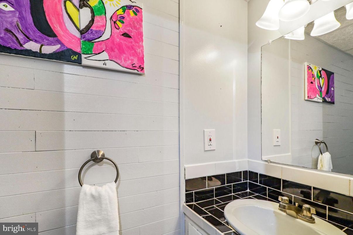 Bathroom, Interior, Tile Countertops