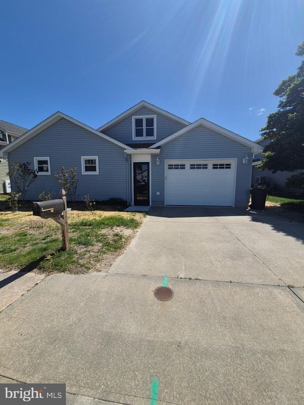 Attached, Exterior, Facade, American Craftsman
