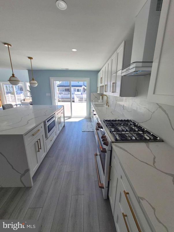 Interior, Kitchen, Pendant Lights, Recessed Lighting, Wood Texture Flooring