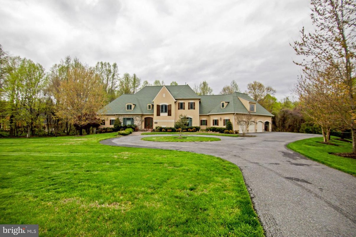 Attached, Backyard, Exterior, Facade, French Provincial