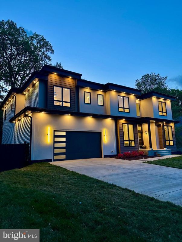 Attached, Backyard, Exterior, Facade, Modern