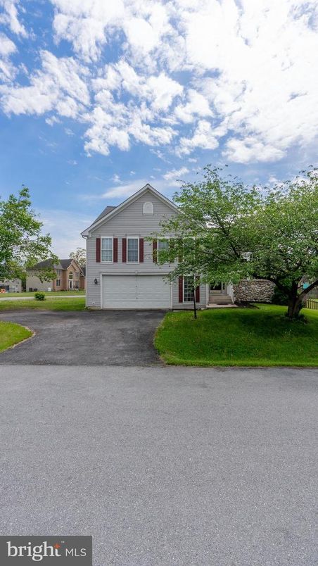 Attached, Exterior, Facade, Ranch