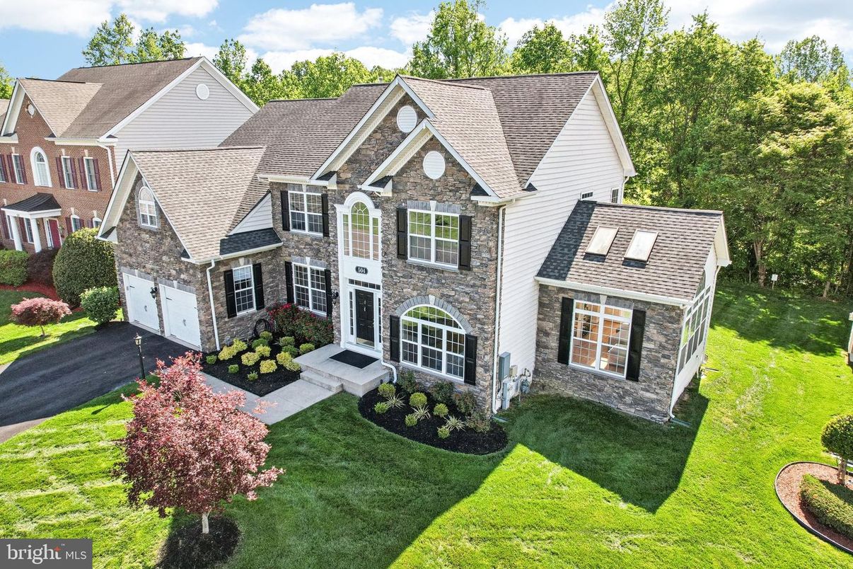 Attached, Exterior, Facade, Brick Traditional
