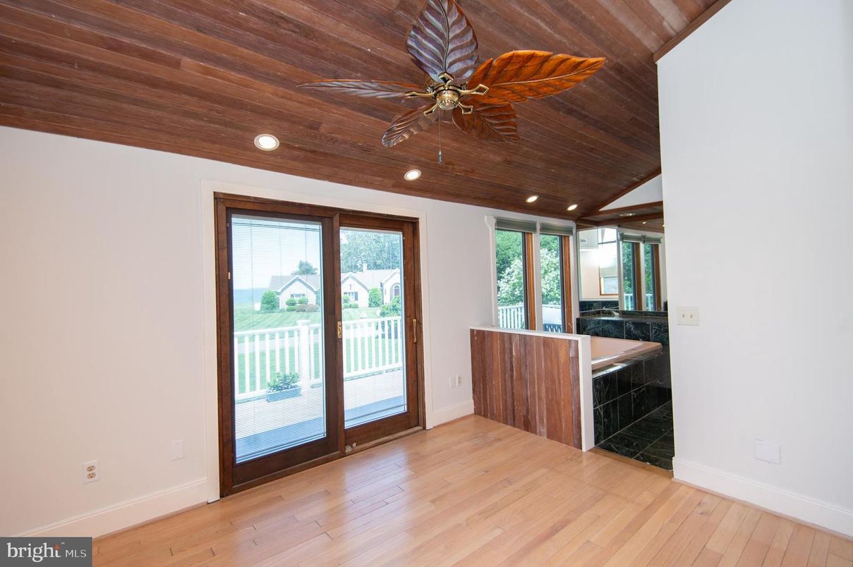 Empty room, Interior, Recessed Lighting, Wooden Ceilings, Wood Texture Flooring