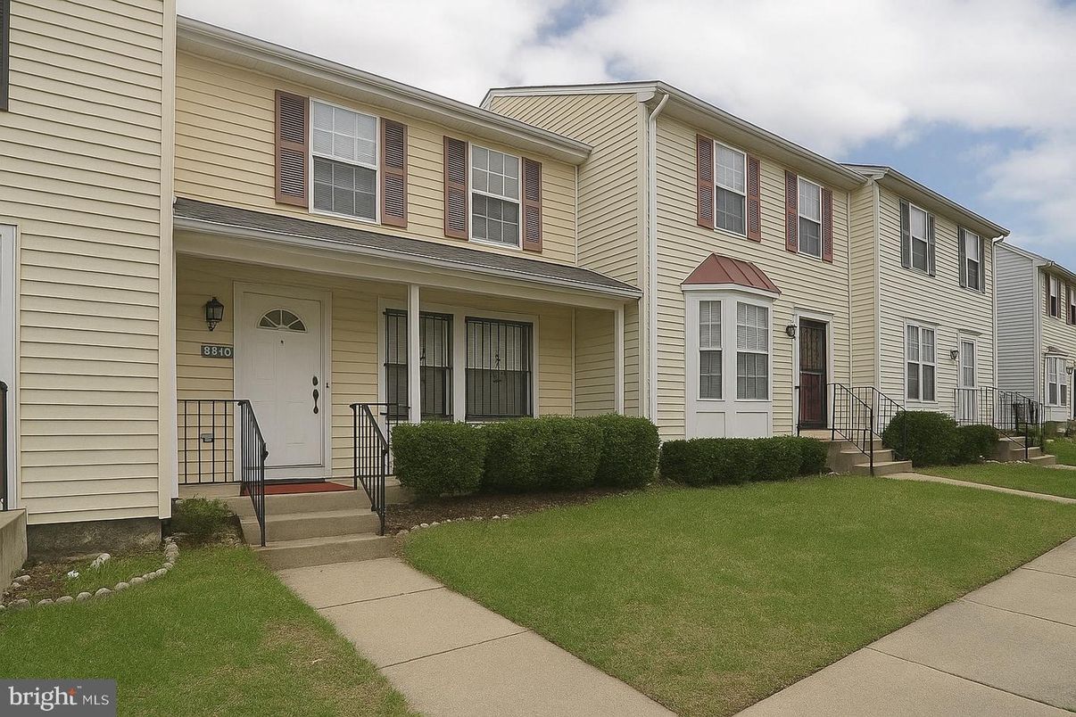 Exterior, Facade, Rowhouse