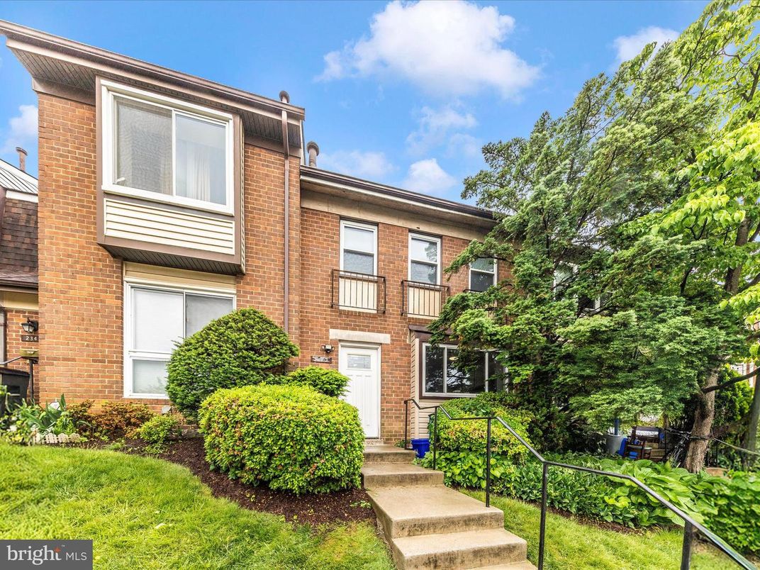 Exterior, Facade, Brick Facade, Rowhouse