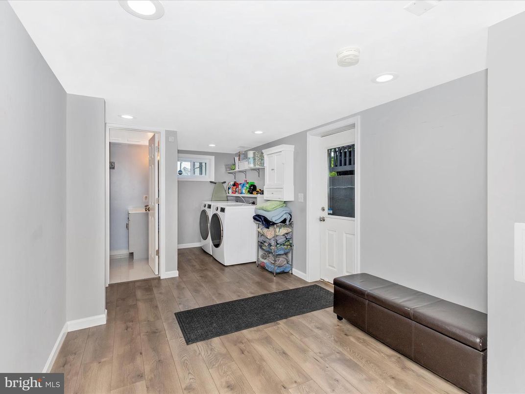 Interior, Recessed Lighting, Washer, Wood Texture Flooring