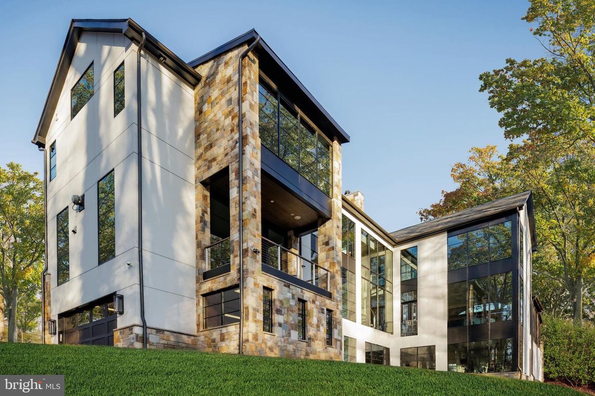 Exterior, Facade, Modern