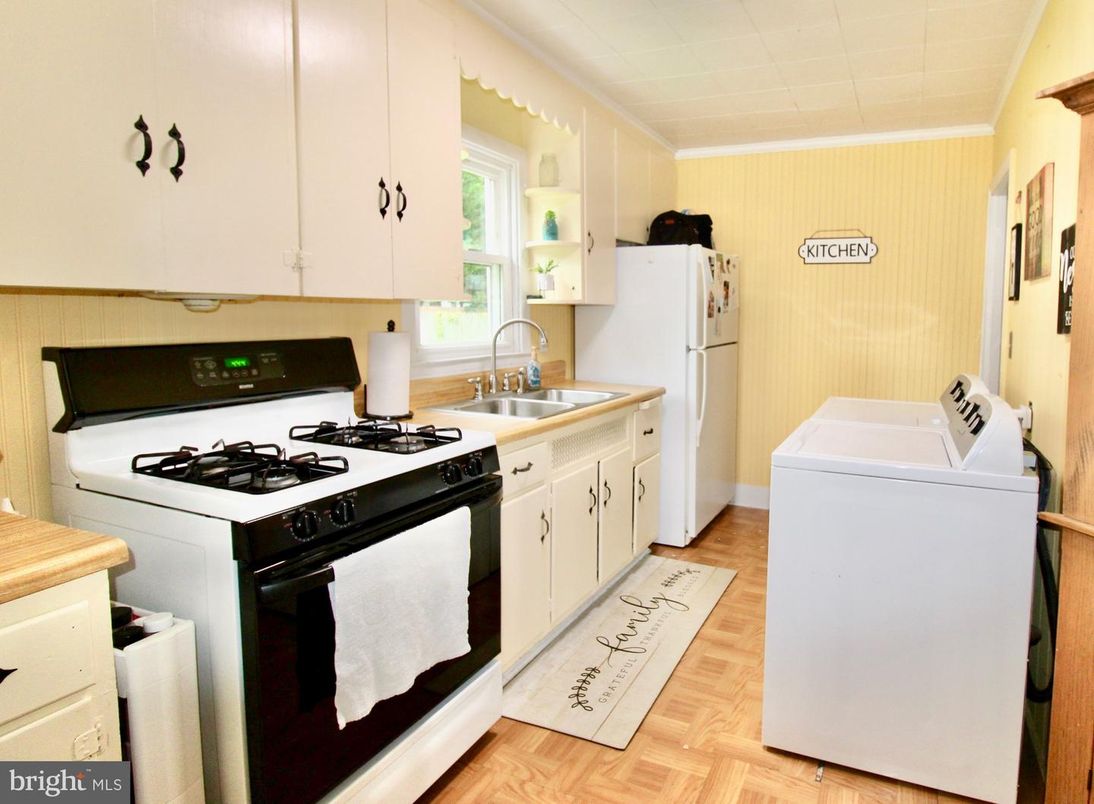 Interior, Kitchen, Washer, Wood Texture Flooring