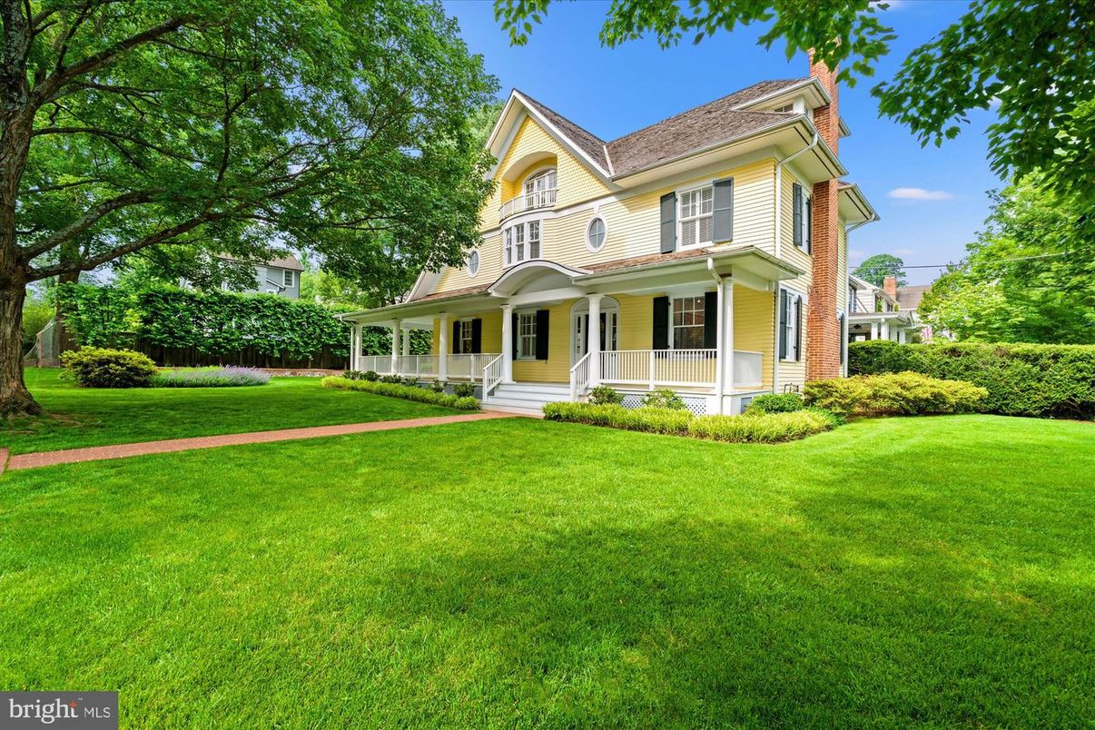 Backyard, Exterior, Facade, Queen Anne Victorian