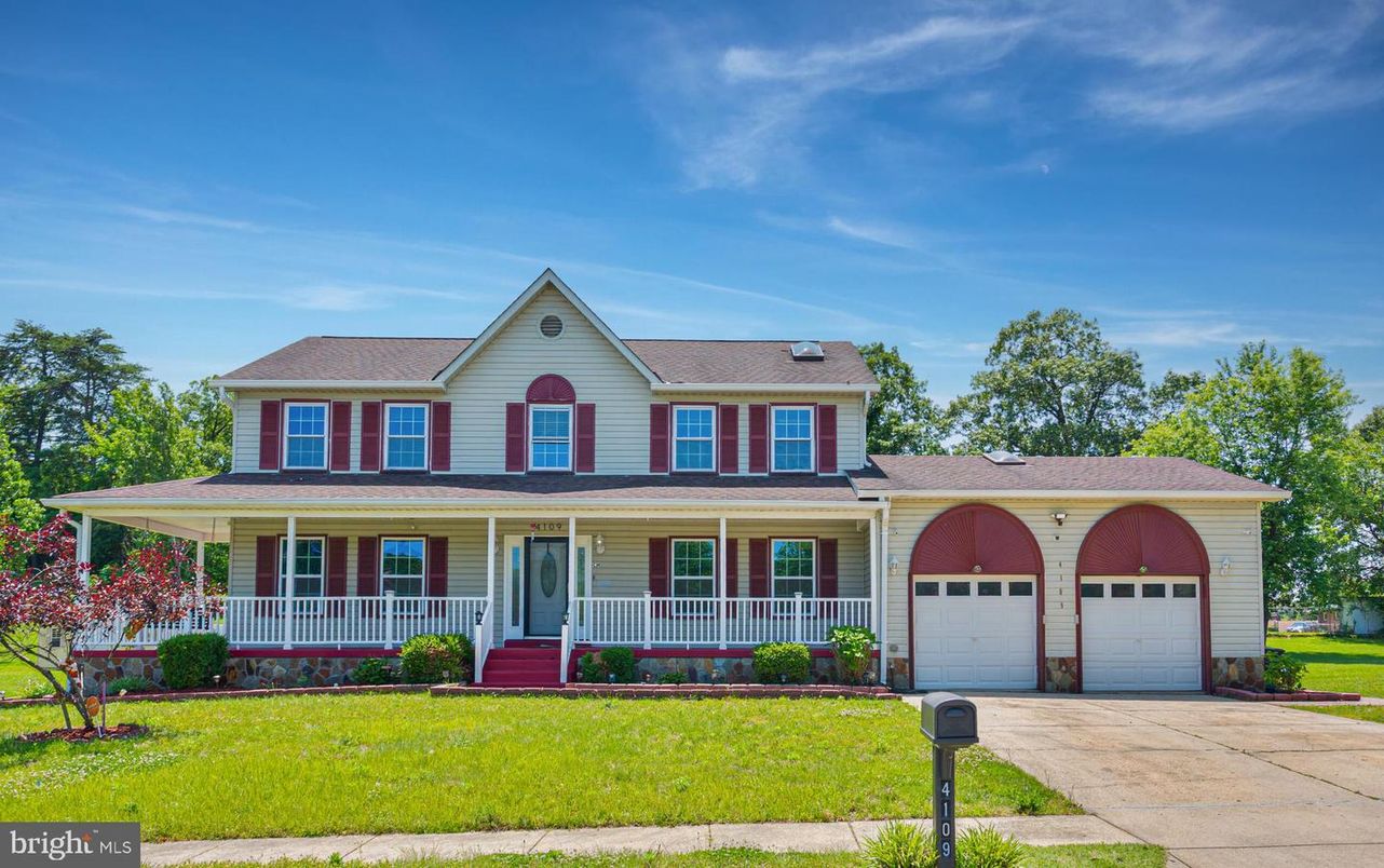 Attached, Exterior, Facade, Farmhouse