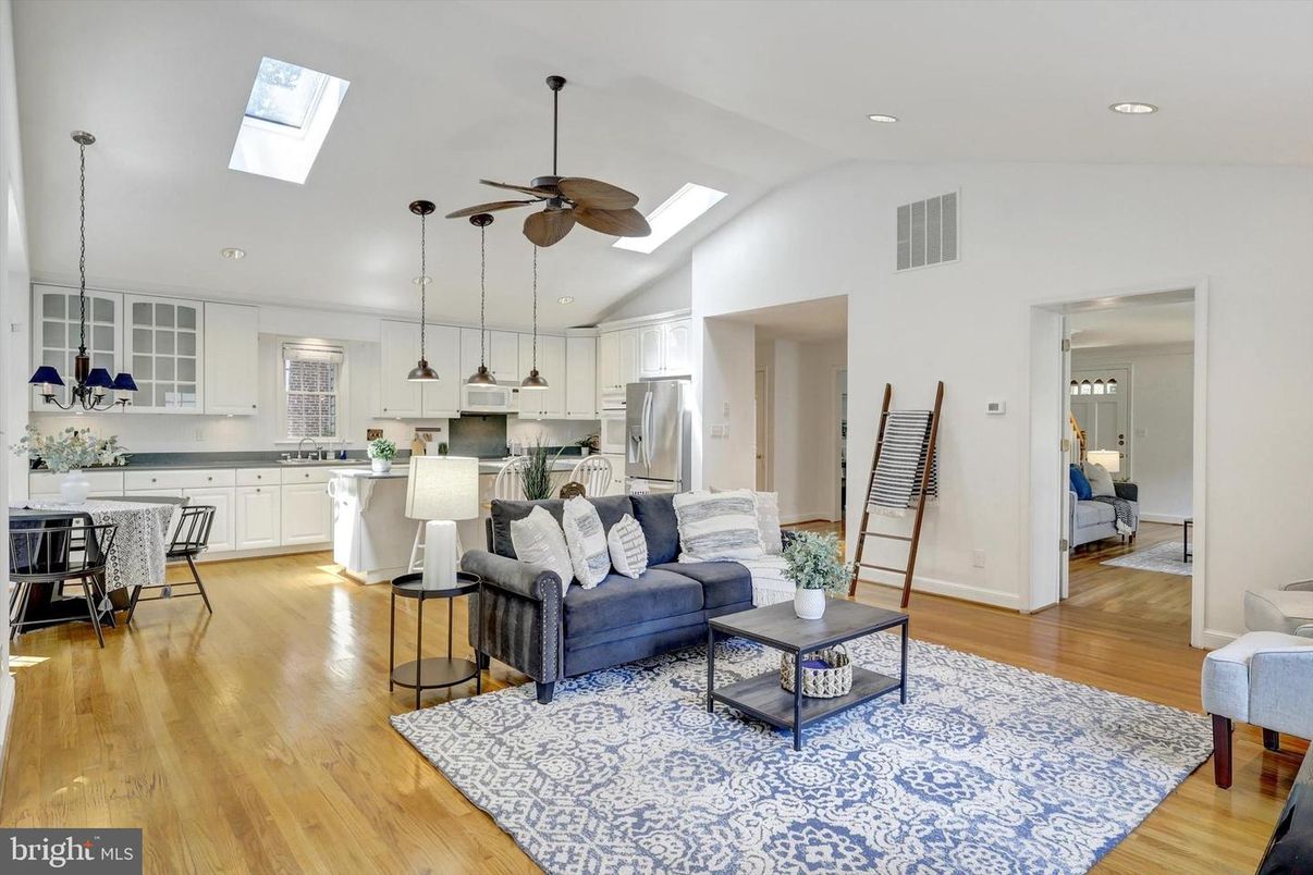 Dining room, Interior, Kitchen, Living room, Pendant Lights, Recessed Lighting, Stainless Steel Appliances, Wood Texture Flooring