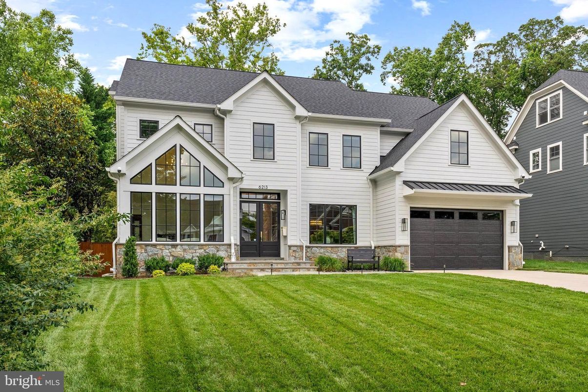 Attached, Exterior, Facade, Farmhouse
